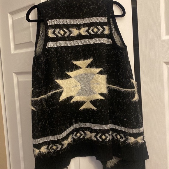 BCBGMAXAZRIA fuzzy eyelash open sleeveless sweater Aztec sweater size M - Picture 4 of 4